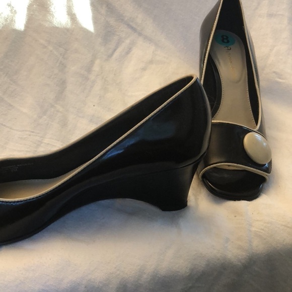 Etienne Aigner Faux Patent leather wedge size 8 - Picture 4 of 10